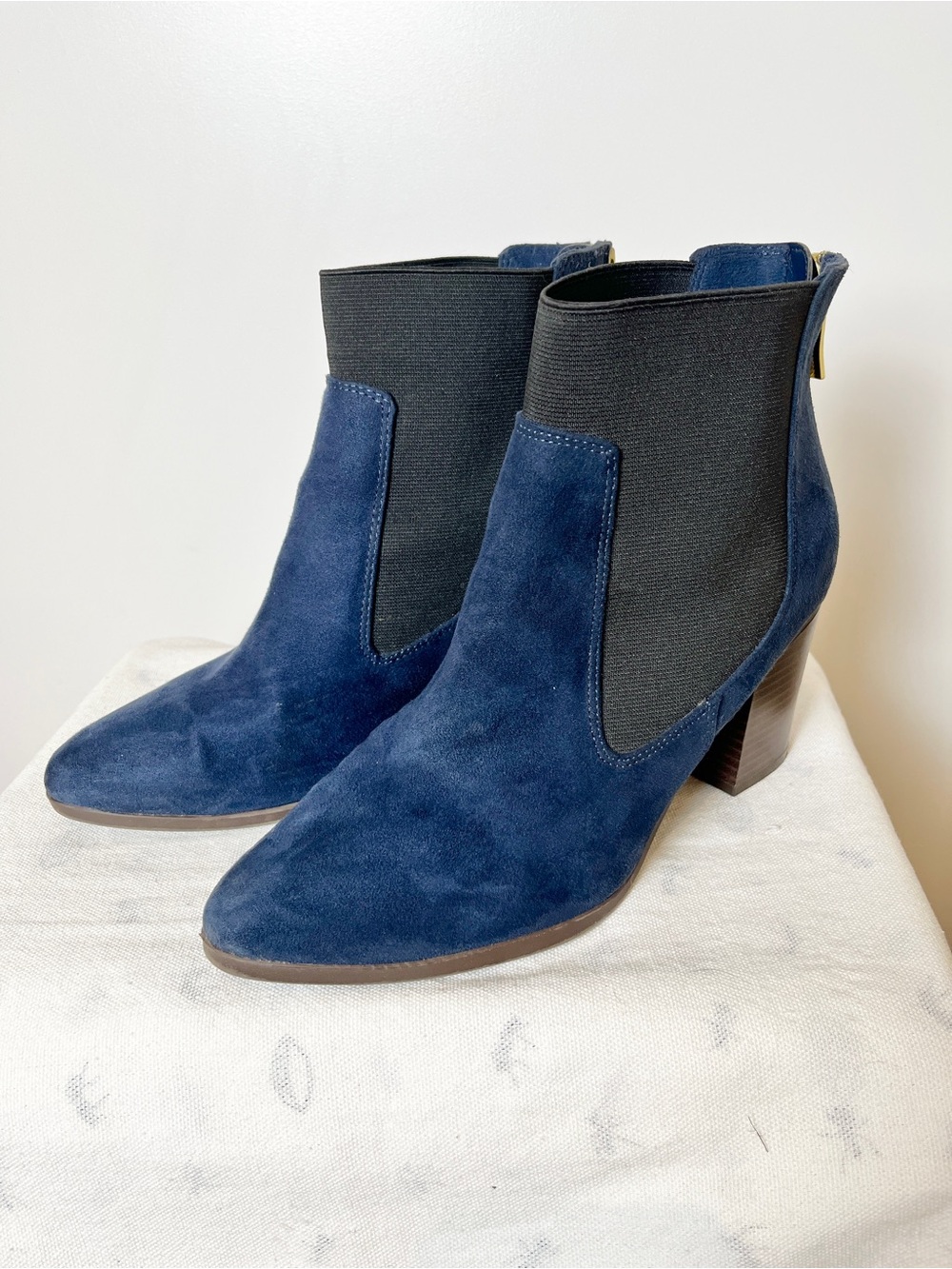 Fioni Navy Blue Faux Suede Chelsea Booties – Gold Zip Block Heel Ankle Boots 8 - Picture 2 of 12